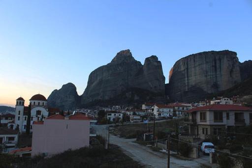 In The Shadow Of Meteora Apartment กาลัมปากา ภายนอก รูปภาพ